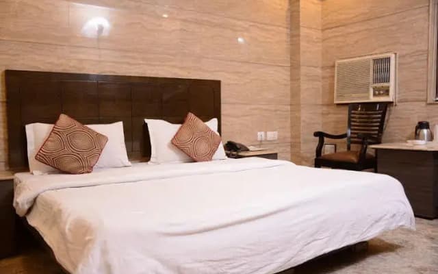 OYO Premium WEA Karol Bagh 2 - photo 4