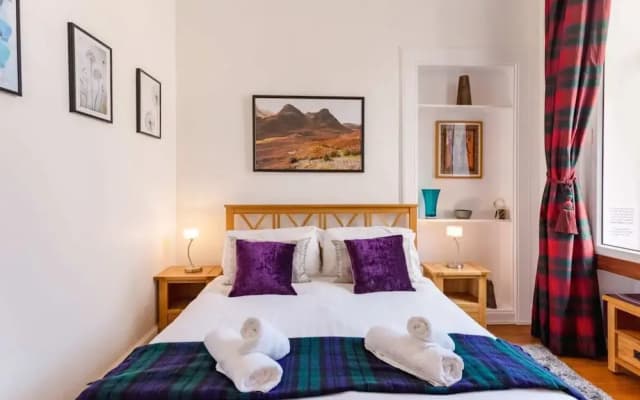2 Bedroom Flat in Central Edinburgh - photo 2