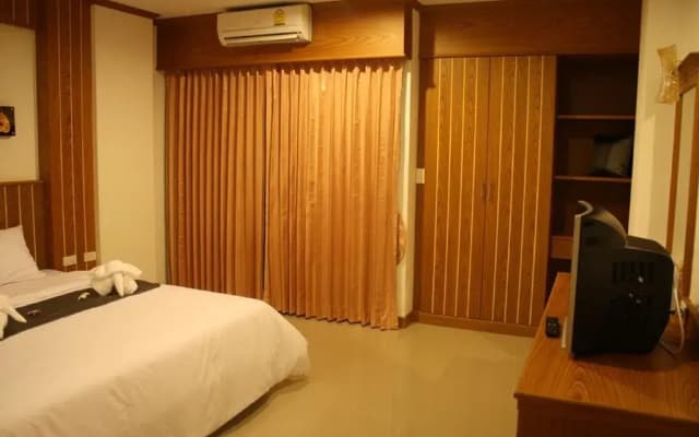 Santi White House Patong Hotel - photo 4