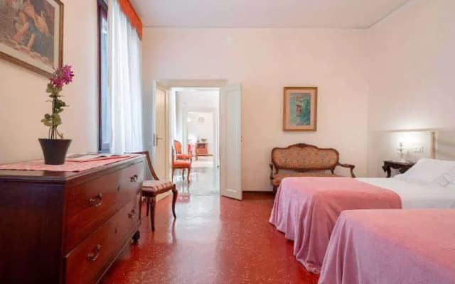 The Arsenal Large Apartment - photo 3