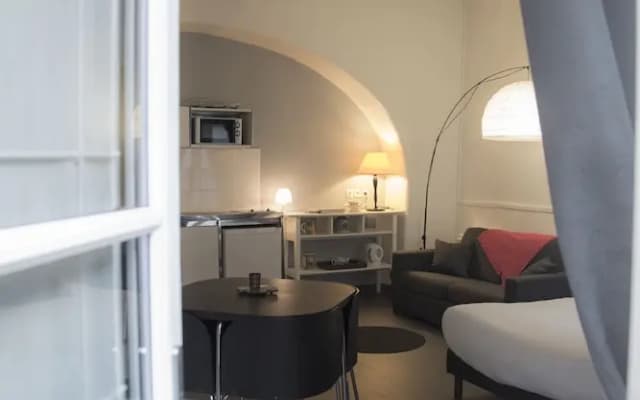 Saint-Germain des Prés Apartment 2 - photo 2