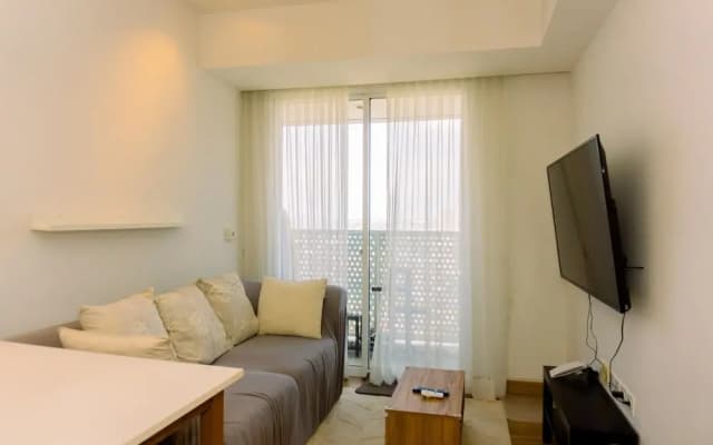 Spacious 1BR with Japandi Design at West Vista Apartment By Travelio - photo 4