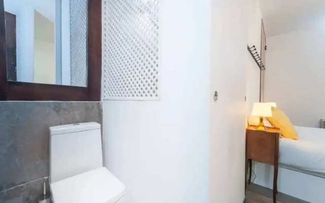 Spacious Designer Two Bed Apartment in Malasaña - photo 3