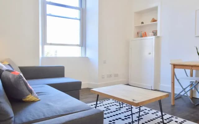 Bright Flat Near City Centre - photo 3