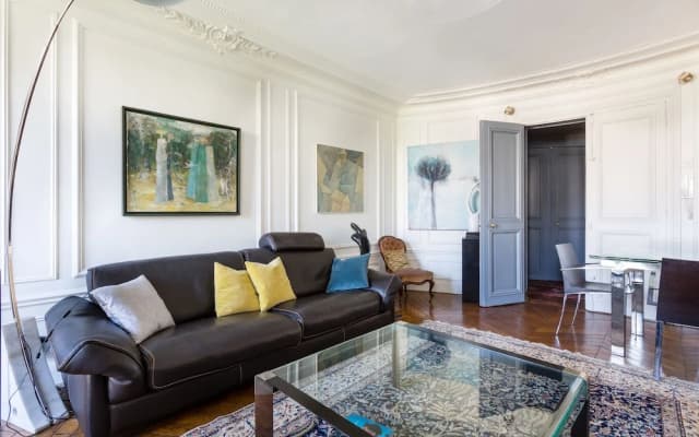 Character in Barbes Rochechouart - photo 4