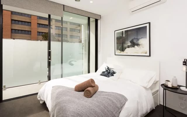 LOLA Sophisticated 3 Level Stunner with Private Rooftop - photo 2