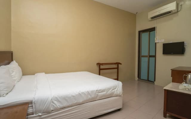 OYO 90576 Holiday Dive Inn - photo 2