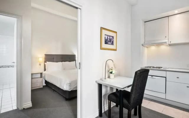 Bright 1-bed Apartment Steps From Collins Street - photo 4