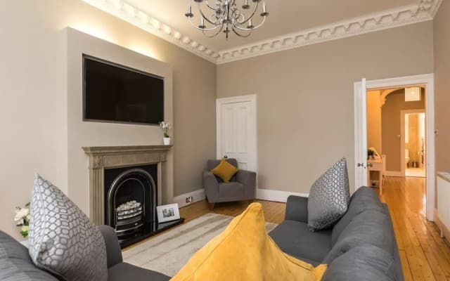 Sleek and Modern 2BR Home Near City Centre - photo 3