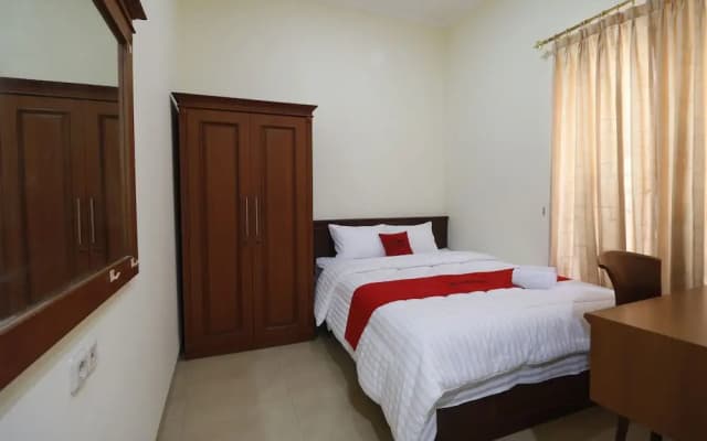 RedDoorz Plus @ Cempaka Putih Timur - photo 4