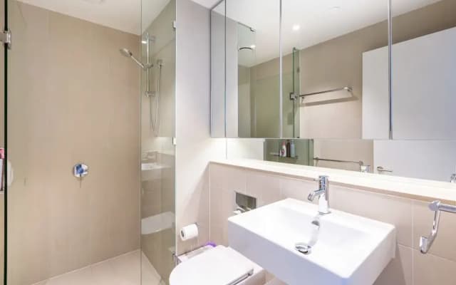 Sabrina, 2BDR Docklands Apartment - photo 4