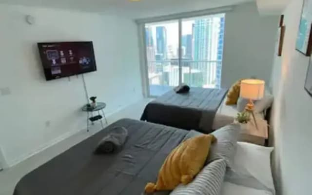 39th Floor Condo 1 1 W Pool Gym -free Parking - photo 2