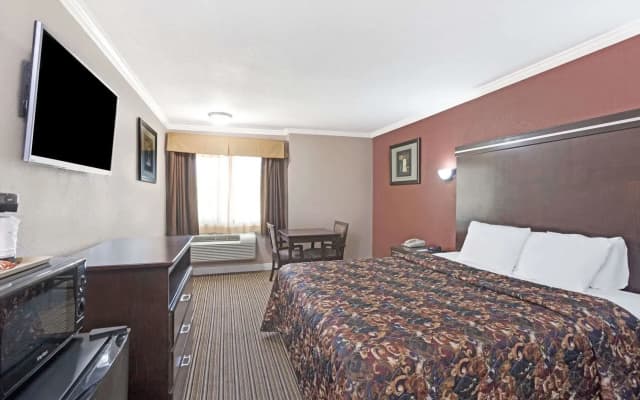 Travelodge By Wyndham Whittier - photo 3