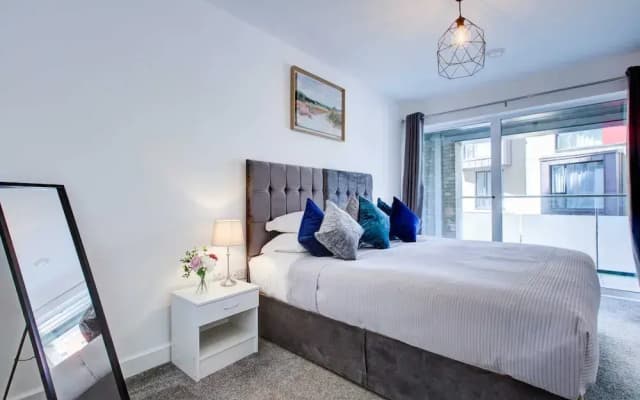 Modern Greenwich Flat With Parking - photo 4