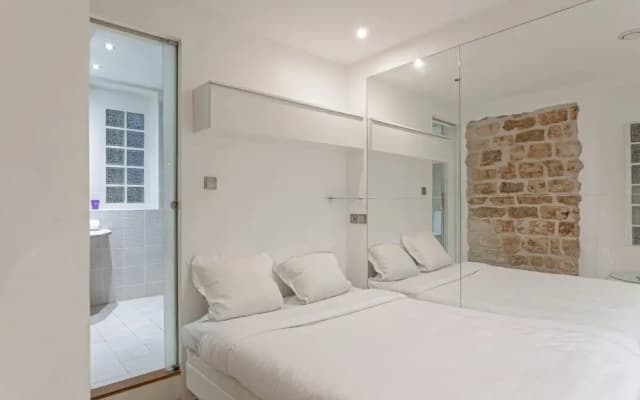 Bright Modern Two-Bed Apartment in Paris - photo 3