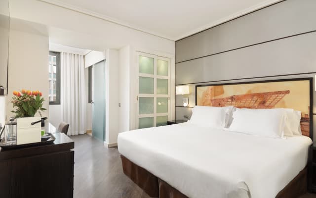 H10 Universitat Hotel - photo 4