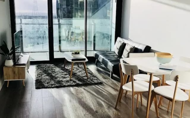 Explore Docklands Lovely Apartment LVL8 - photo 5