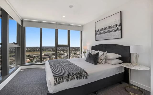 Chic 1-bed With Parking, Gym, Pool & City Views - photo 3