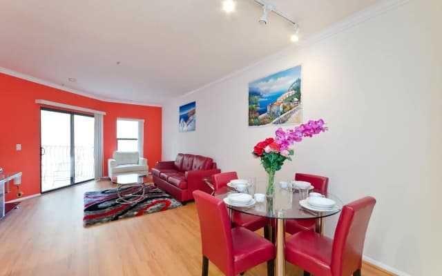 Deluxe Wilshire Apartments - photo 4
