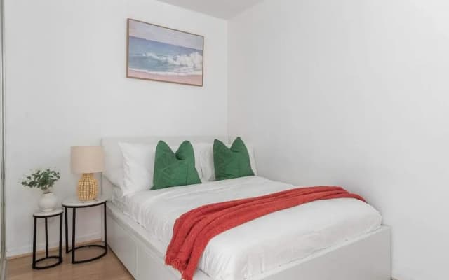 2BR Apt Next to Melbourne Central With City Views - photo 2