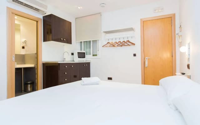 AinB Las Ramblas Colón Apartments - photo 4