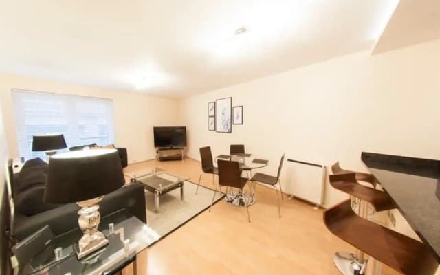 Bright, Classy 2BR Riverside Flat for 4 - photo 5