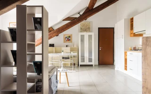 JOIVY Classic Top-Floor Studio By Park - photo 2