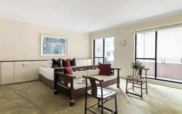 Stylish & Cozy 4BR Retreat With Free Parking - photo 3