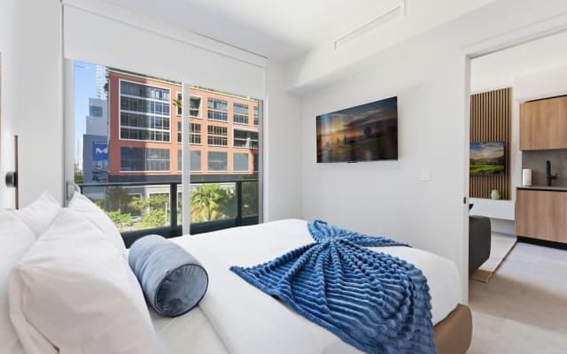 2BR + Den Downtown Miami for 5 - photo 2