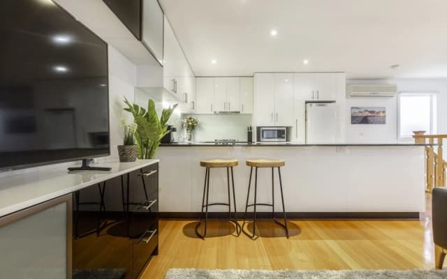 StayCentral - Port Melbourne Townhouse - photo 4