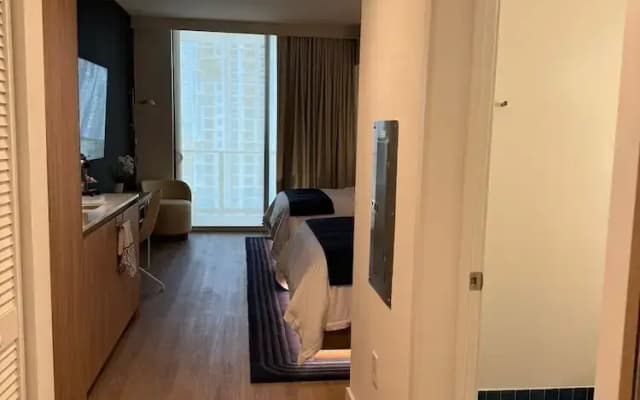 Lux Studio W City Views and Pool - photo 4