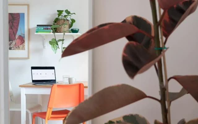 Studio with sunny balcony in Exarcheia - photo 4