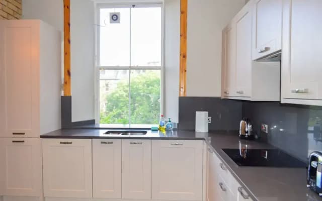 Spacious 3 Bedroom Flat in Marchmont - photo 3