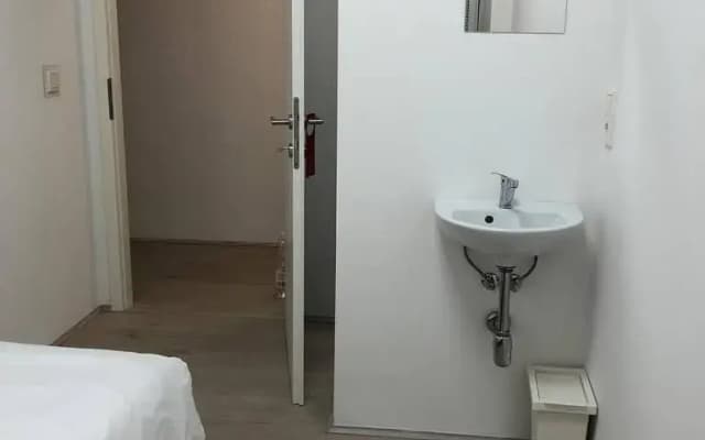 W&V Hostel - photo 5