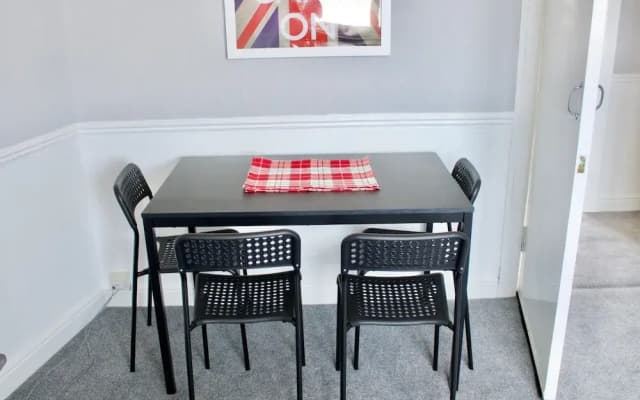 2 Bedroom Edinburgh Apartment - photo 3