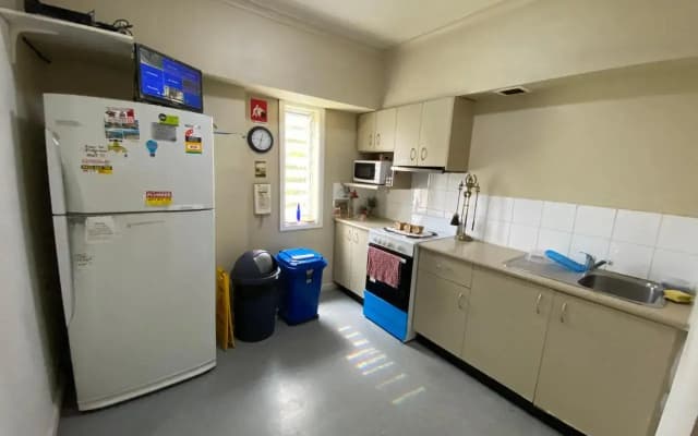 Quality room conveniently located for 2 or 3 si - photo 5