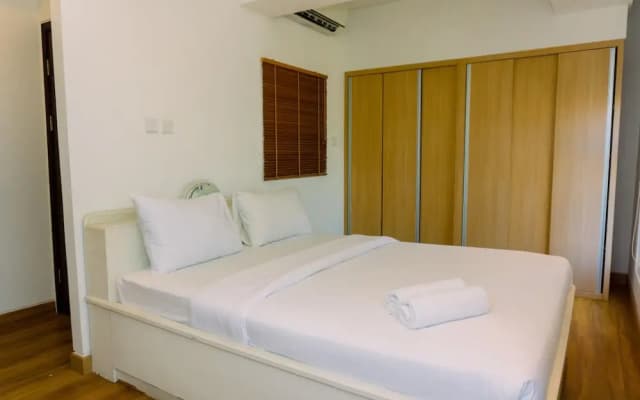 Spacious 1BR with Japandi Design at West Vista Apartment By Travelio - photo 5