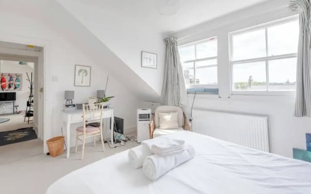 Top Floor 1BD Flat With Balcony - Ladbroke Grove - photo 3