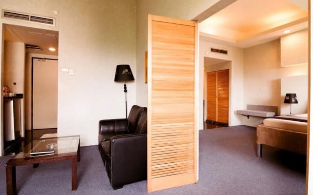 Peninsula Hotel - photo 2