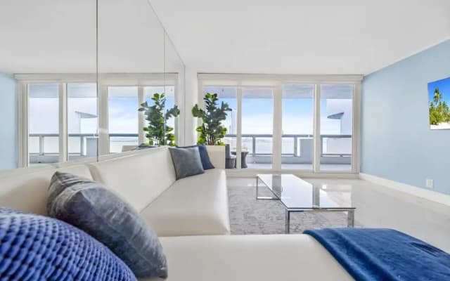 Spacious One Bedroom Centrally Located - photo 3