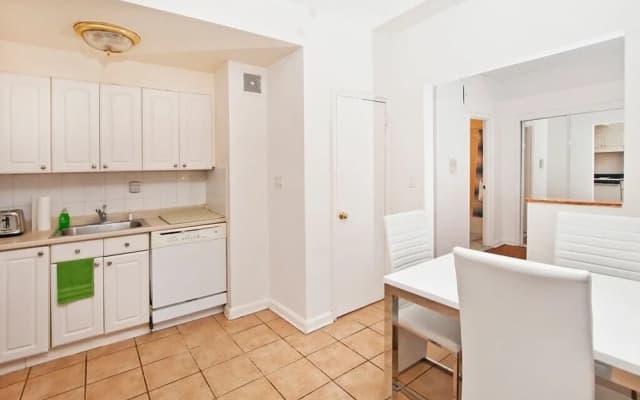Renovated 2 BR on Upper East Side - photo 2