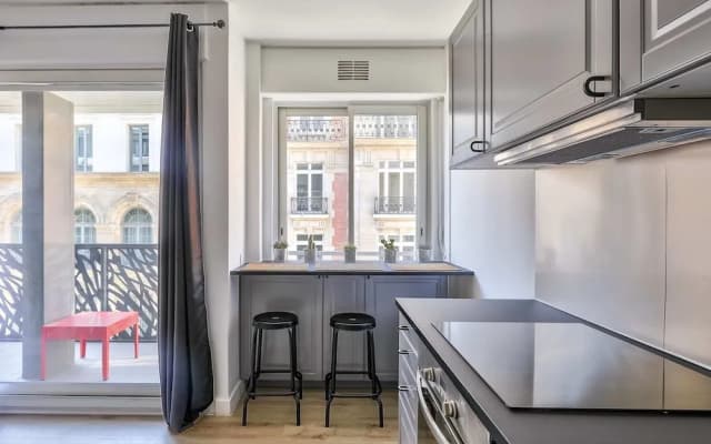 Charming 2 Room Apartment With Balcony - Paris 8ème - photo 3