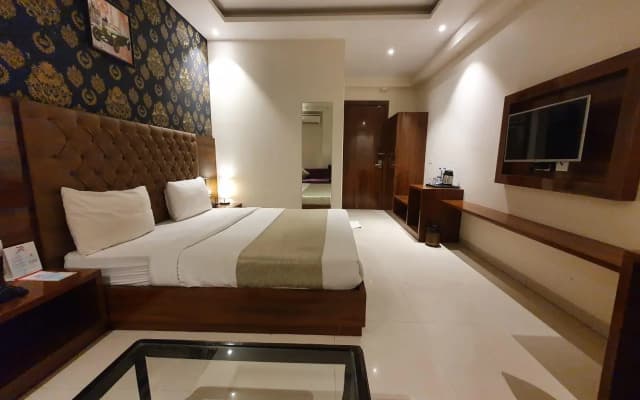 WhitePod Luxury at Delhi Airport - photo 2