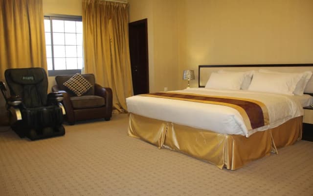 Peninsula Hotel - photo 3