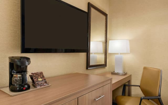 Days Inn by Wyndham Long Island City - photo 2