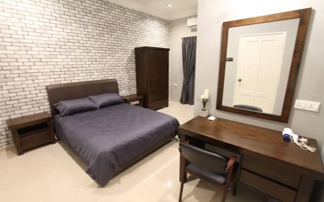 Ian's De Splendid Home - photo 5