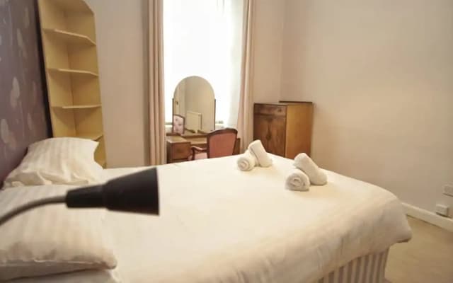 Spacious 2 Bedroom Flat, Leith Walk - photo 5