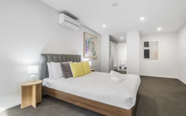 Northcote 3-bed Townhouse Near Cafes & Shops - photo 2