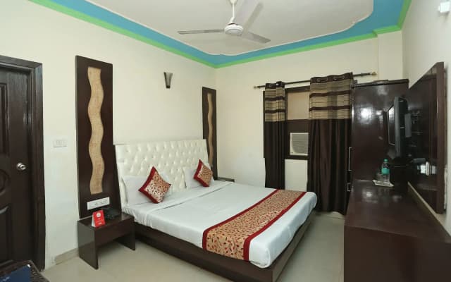 OYO 9726 Hotel Aura Palace Deluxe - photo 5