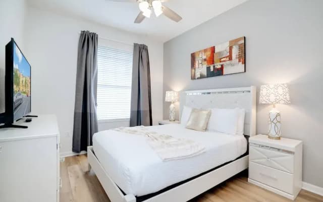 Spacious and Lovely 3BD Unit With Balcony, Close to the Convention Center #3vc309 - photo 3